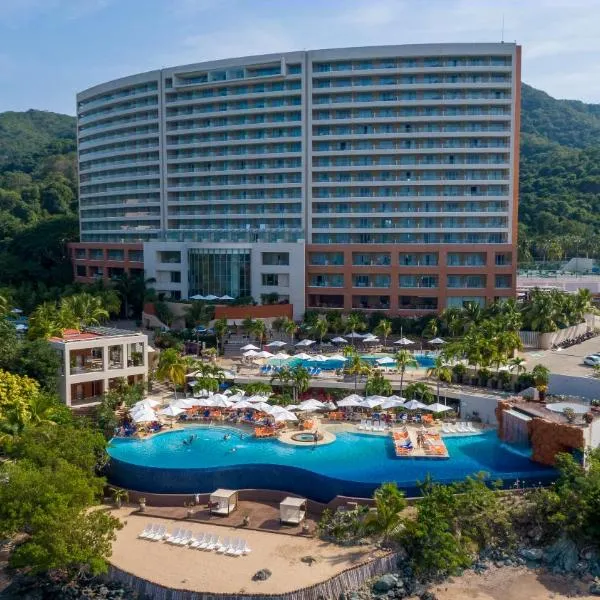 阿祖尔伊斯塔帕豪华全包式套房酒店 - 温泉及会议中心，位于La Majahua的酒店