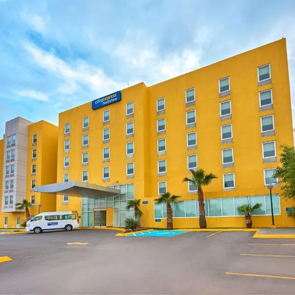 萨尔蒂约苏尔城市快捷酒店，位于Los Cerritos的酒店