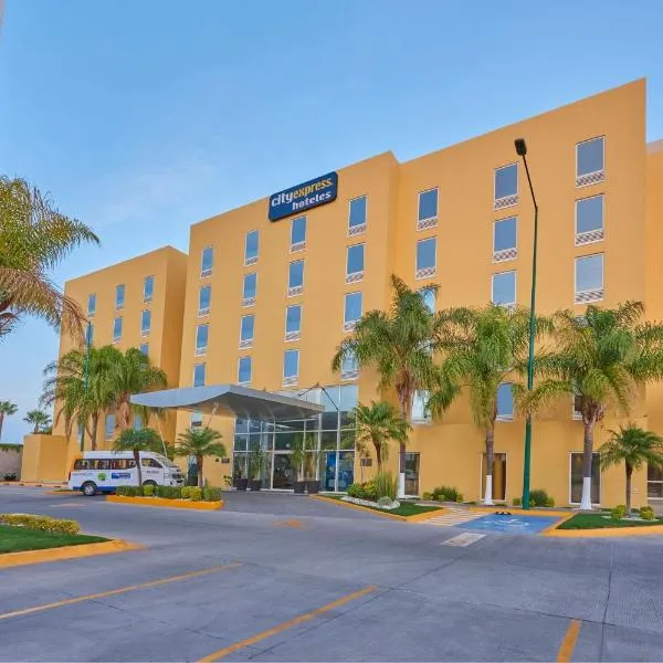 伊拉普阿托城市快捷酒店，位于Las Palomas的酒店