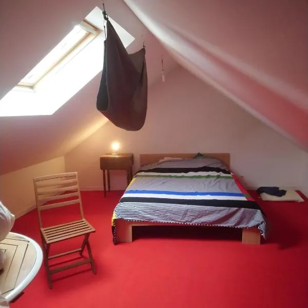 chambre chez l'habitant rouge maison ancienne，位于Ivoy-le-Pré的酒店