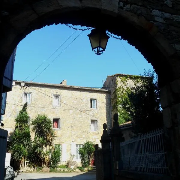 Logis de La Meschaussée, dans donjon du XIe siècle，位于Canet d'Aude的酒店