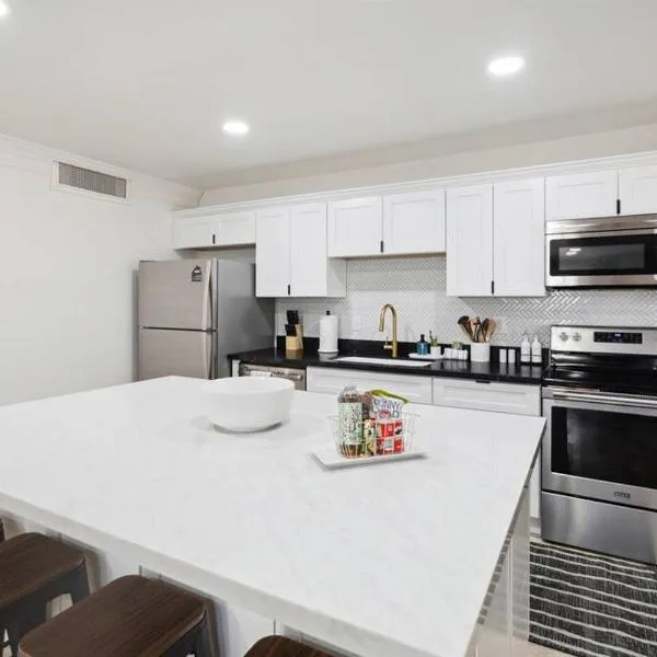 Home 8 Minutes to Old Town Scottsdale，位于斯科茨的酒店