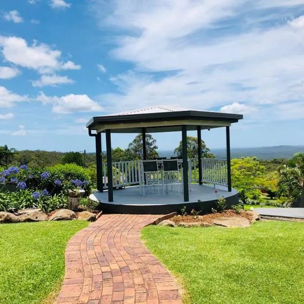 Stunning Home in Mt Mellum with Panoramic Coastal Views，位于Bald Knob的酒店