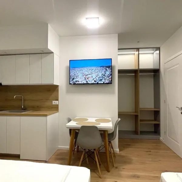 David's Studio Stays，位于伏罗拉的酒店