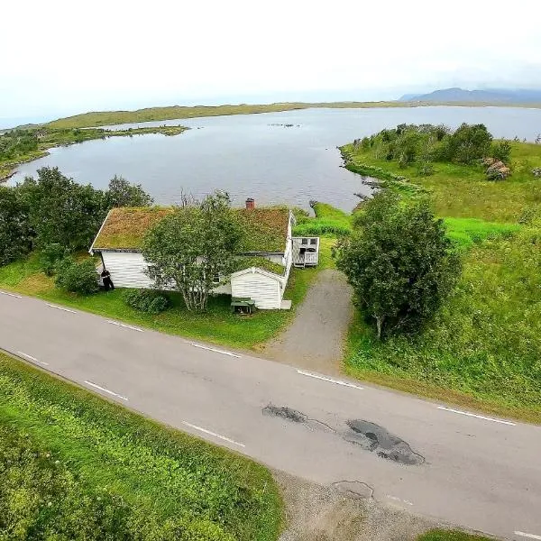 Lite hus ved sjøen，位于Evjen的酒店
