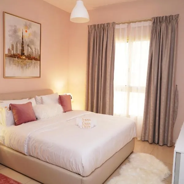 Your Serene Getaway Haven Azure Baniyas 1BR Apartment，位于Madīnat an Nahḑah的酒店