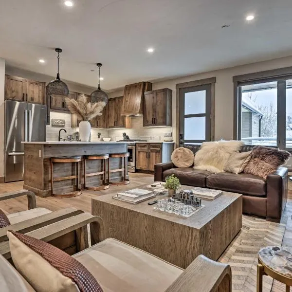 Winter Park Condo w/Hot Tub & 4 Mi to Skiing，位于冬季公园的酒店