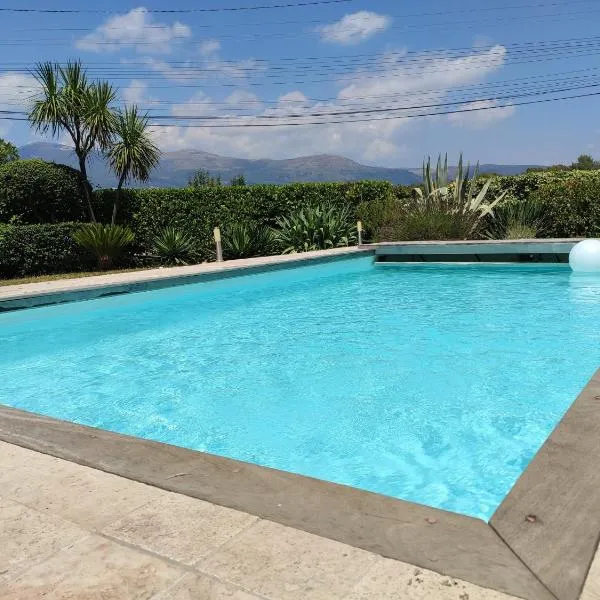 Superbe villa de charme avec piscine chauffée，位于罗科福尔雷潘的酒店