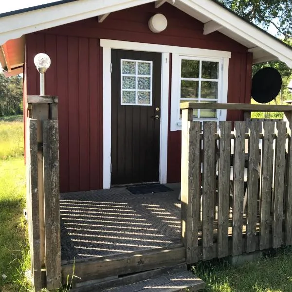 Björsjöås Vildmark - Small camping cabin close to nature，位于Olofstorp的酒店