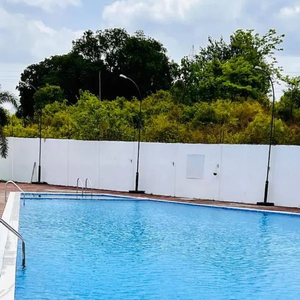 Ivy Zen 1 BHK with Common Pool 12 kms from Imagicaa，位于Jambhulpāda的酒店