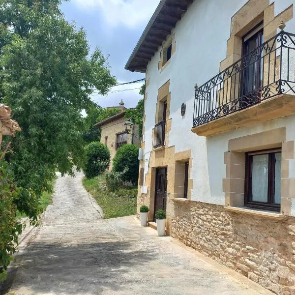 Casa Albaitar con Piscina y Sala de juegos，位于Azcona的酒店