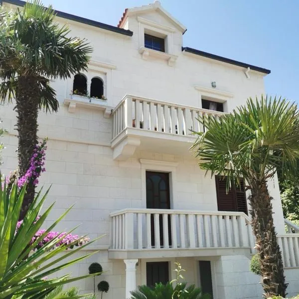 WHITE HOUSE Supetar-Brač，位于Marina的酒店