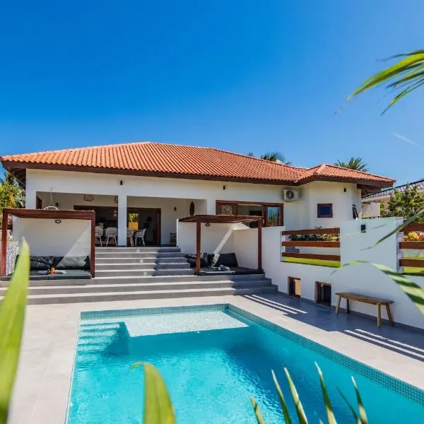 Villa Blou, steps from the Jan Thiel Beach，位于简蒂埃尔的酒店