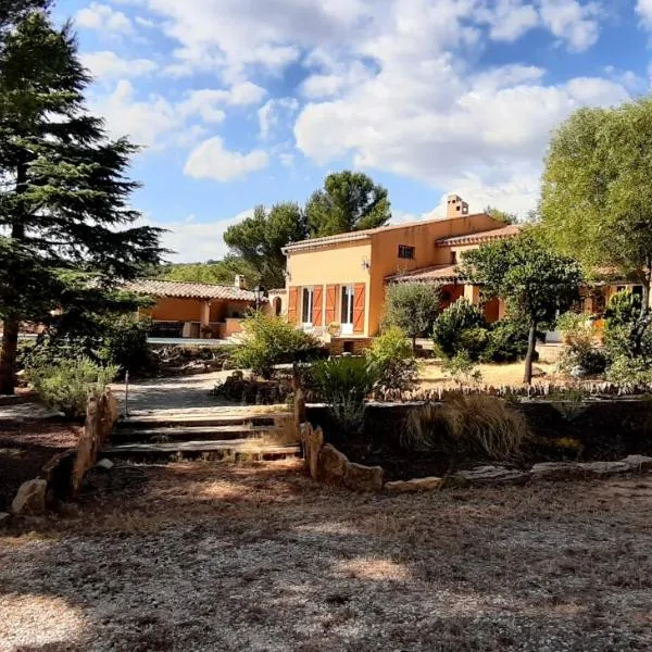 Chambre privée, piscine, pool house, cuisine d'été，位于拉西约塔的酒店