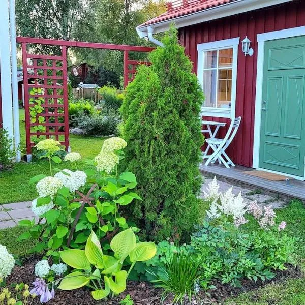 Cabin located in a traditionally Swedish setting!，位于Tavelsjö的酒店