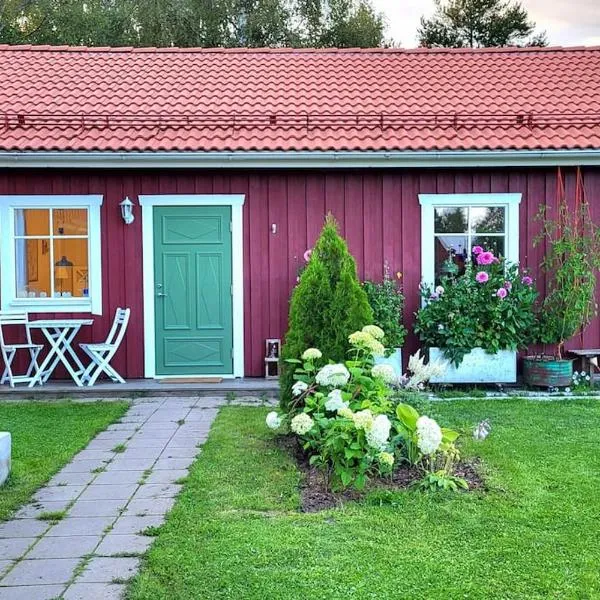 Cabin located in a traditionally Swedish setting!，位于于默奥的酒店