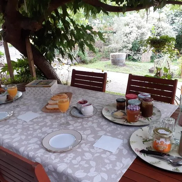 Au Bosquet, chambre et salle de bains avec petit déjeuner à 600 m du centre dans un cadre calme et verdoyant，位于萨利耶德贝阿尔恩的酒店