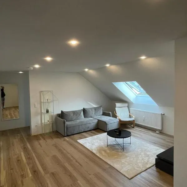 Moderne Dachgeschosswohnung Modern Apartment，位于胡根尔舍姆的酒店