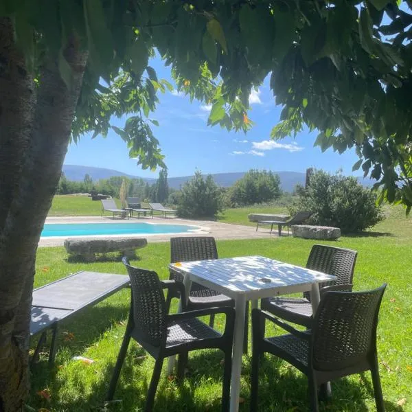 casa rural de un artista en plena naturaleza piscina y parque de esculturas en villarcayo，位于Quintanilla de los Adrianos的酒店