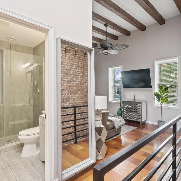 Perfect Location! Stylish Condo Steps Away from Nationals Stadium and Navy Yard in DC's Southwest Gem，位于华盛顿的酒店