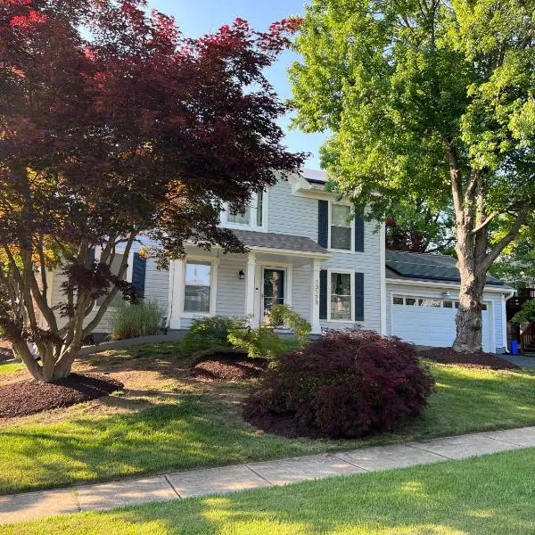 Upgraded, beautiful 4 BD Colonial in Silver Spring，位于银泉的酒店