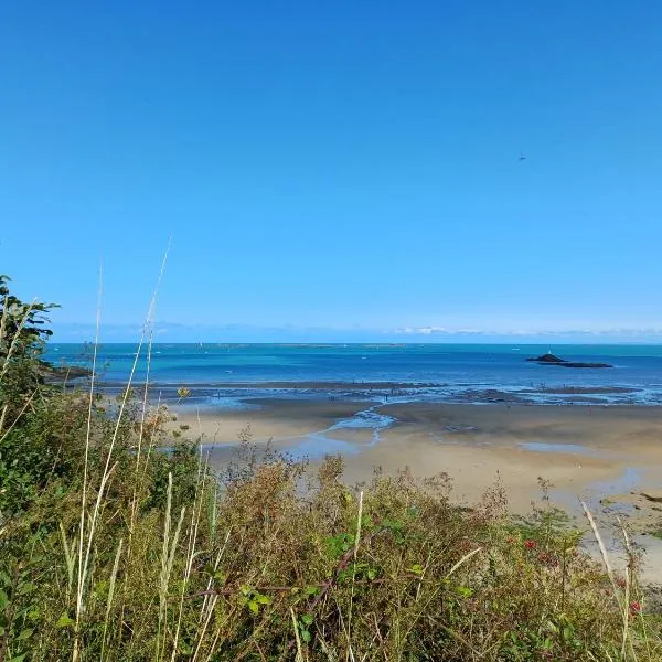 chambre d'hôte privative " la maison bleue à la mer"，位于Gicquel的酒店