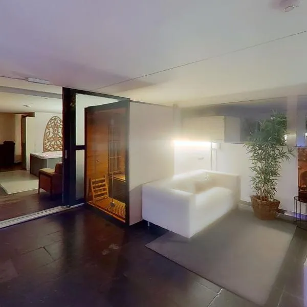 nice and cosy place with jacuzzi and sauna to relax in the centre of antwerp，位于安特卫普的酒店