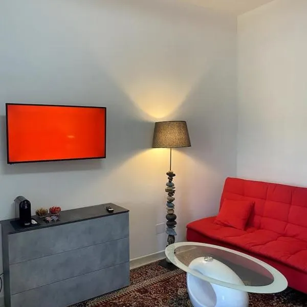 Mini Red Hub - Design Apartment，位于SantʼAgapito的酒店