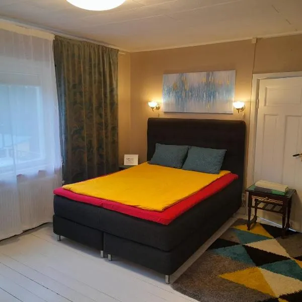 Cheerful 1-bedroom, 120 m from Sandbach，位于Småbodarna的酒店