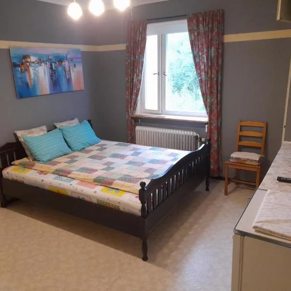 Bedroom with kitchen, 120 m from Sandbach，位于Småbodarna的酒店