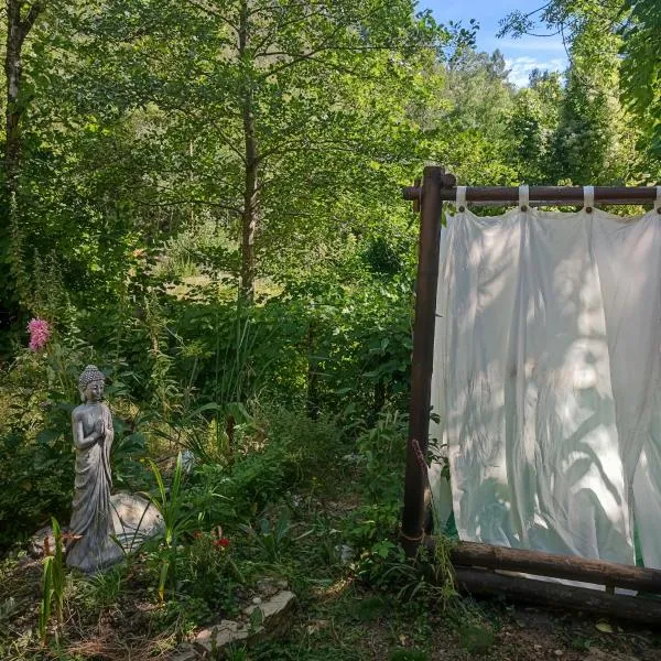 Tente dans gazébo thaï dans jardin en bord de rivière，位于昂迪兹的酒店