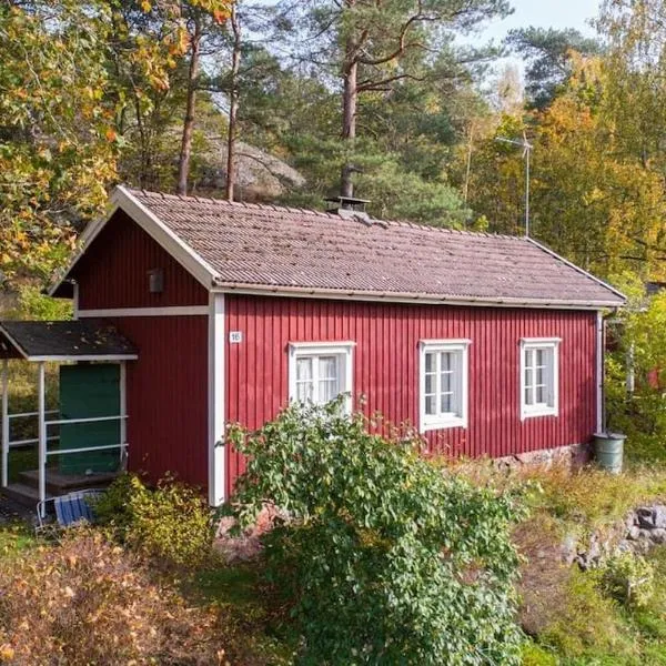 Little Guesthouse Cabin, Once Home to Lotta Svärd，位于埃克奈斯的酒店