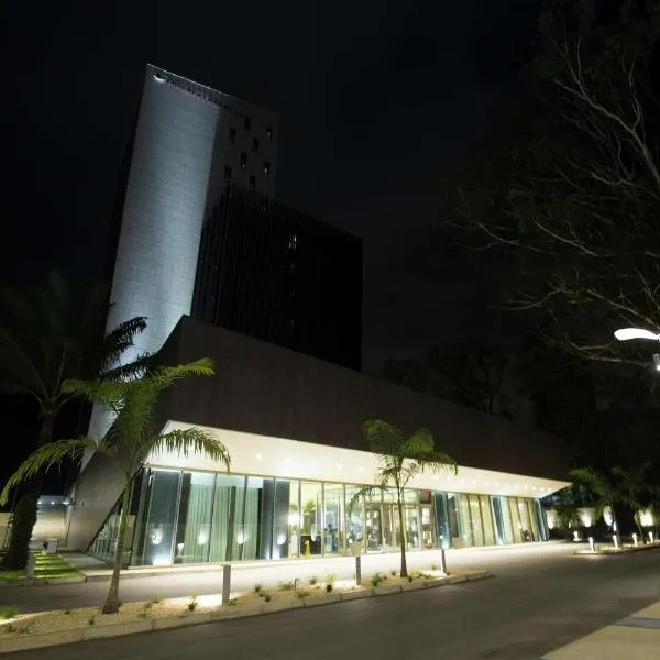 Doubletree By Hilton Pointe-Noire City Centre，位于Mbokou的酒店