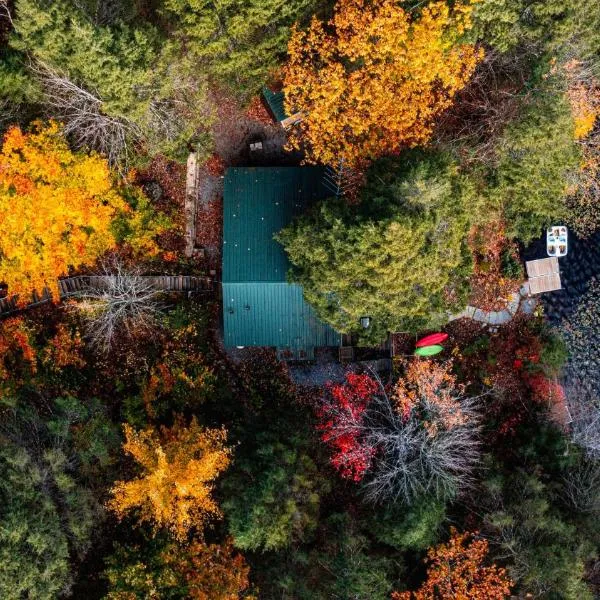 Panoramic Water Views , cozy house in Henniker ,NH，位于Weare的酒店