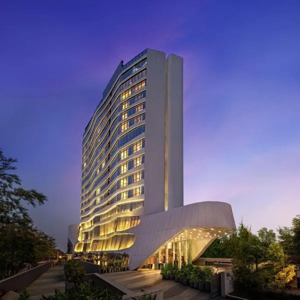 DoubleTree by Hilton Ahmedabad，位于艾哈迈达巴德的酒店