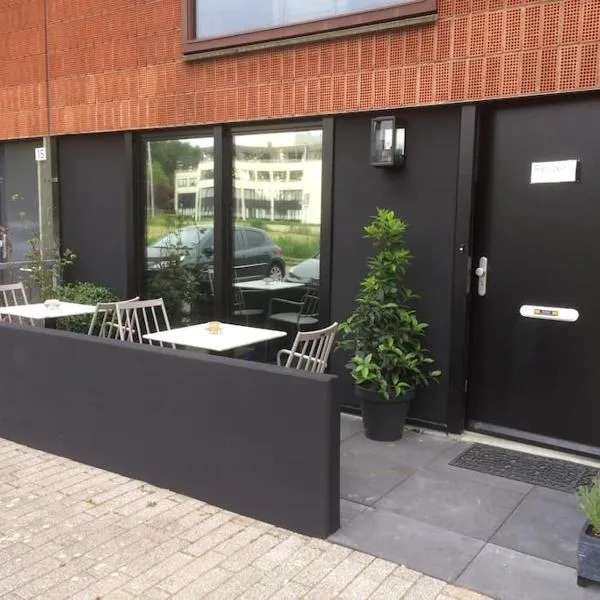 Near Amsterdam and airport, 90m2, privacy!，位于阿斯米尔的酒店