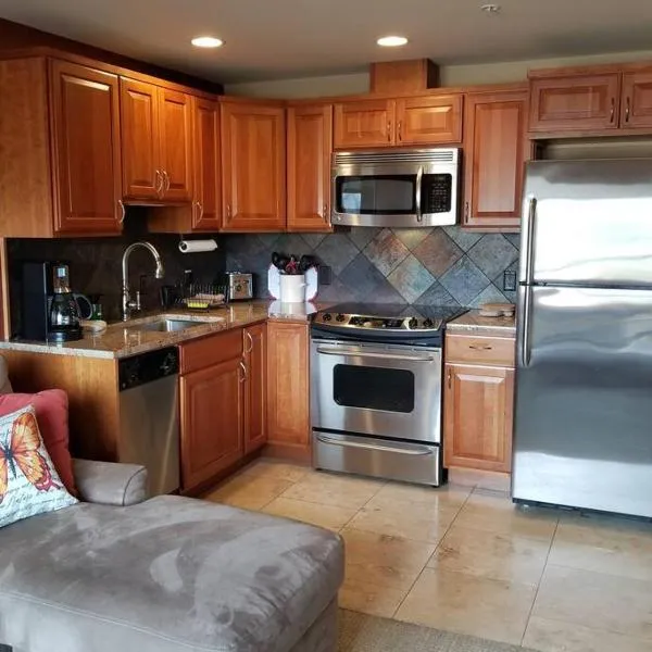 Lake Chelan View Condo in Downtown near Beach!，位于奇兰的酒店