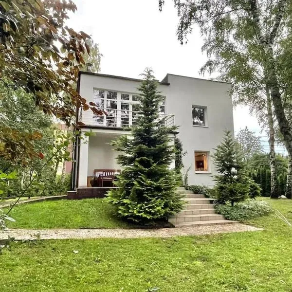 Beautiful villa with garden in Milanówek，位于纳达金的酒店