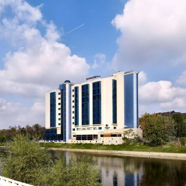 奥拉迪亚 希尔顿逸林酒店，位于Husasău de Criş的酒店