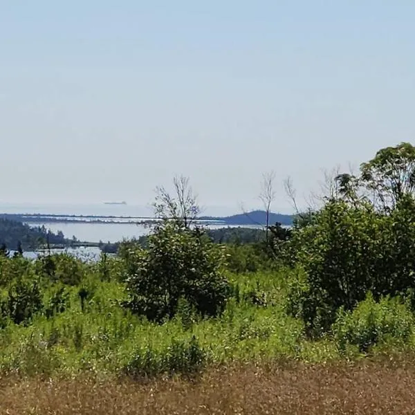 beautiful apartment near the ocean，位于Guysborough的酒店