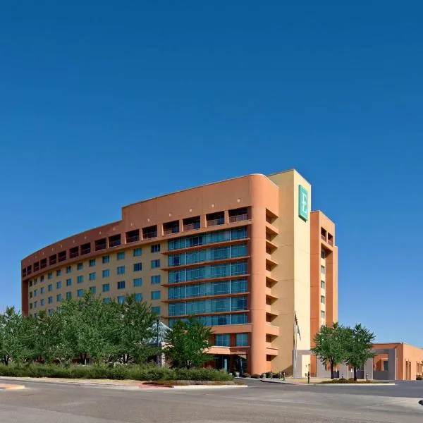 Embassy Suites by Hilton Albuquerque，位于Los Ranchos de Albuquerque的酒店