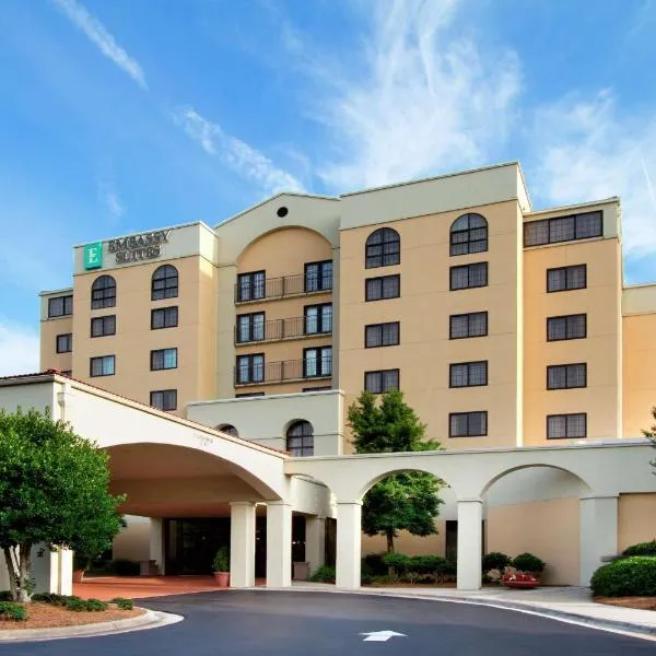 Embassy Suites by Hilton Greensboro Airport，位于Guilford的酒店