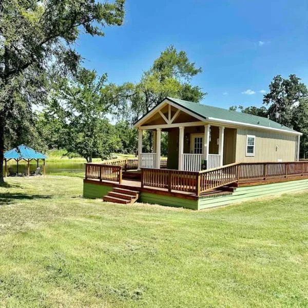 Small Home near Lake Fork with Stocked Pond，位于Emory的酒店