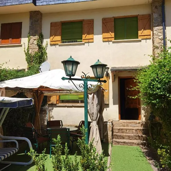 Chalet entero con patio，位于Pinilla del Valle的酒店