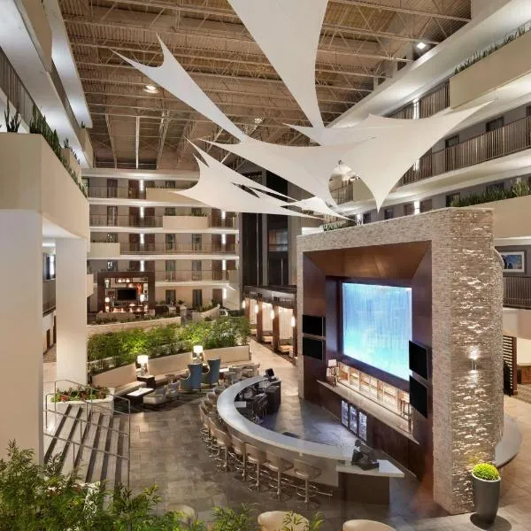 Embassy Suites by Hilton Atlanta Airport，位于费耶特维尔的酒店