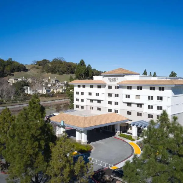 Embassy Suites by Hilton San Rafael Marin County，位于San Anselmo的酒店