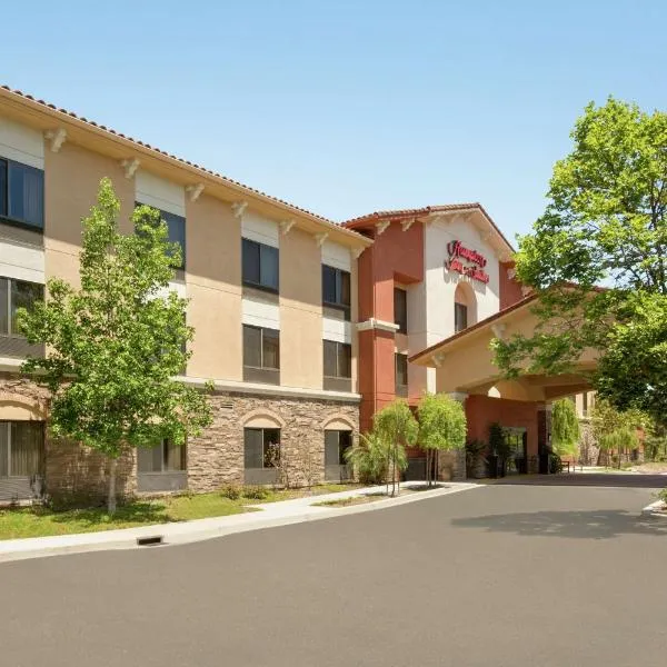 千橡市汉普顿套房酒店，位于Santa Rosa Valley的酒店