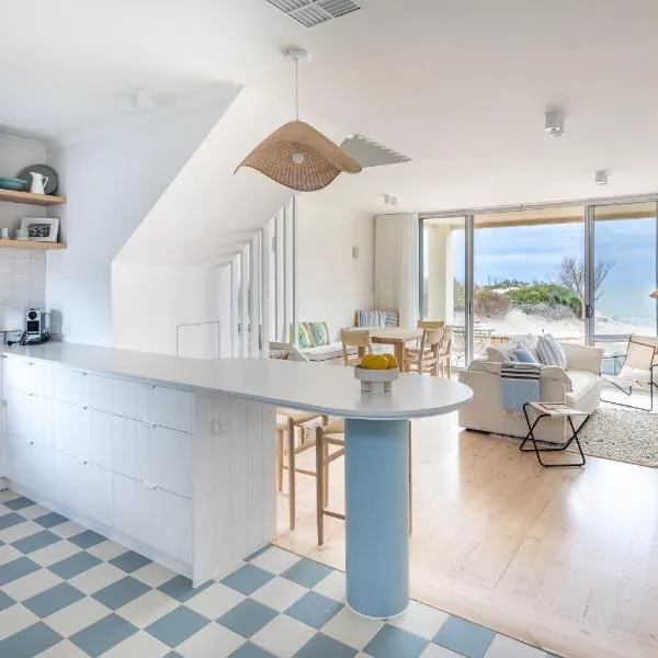 Pearl, Designer Beachfront Retreat, Semaphore Park，位于Port Adelaide的酒店