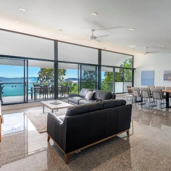 Waves 1 Hamilton Island - Ocean Views and buggy，位于汉密尔顿岛的酒店