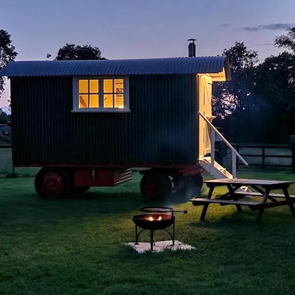 The Delkin Shepherds Huts Castle Combe，位于Stanton Saint Quintin的酒店